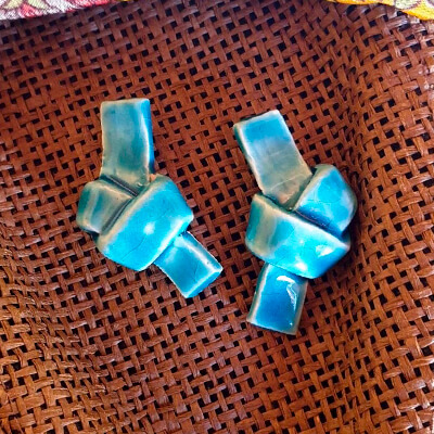 Unos pendientes de materiales azulados