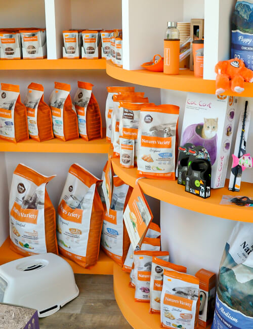 Estanterías de la tienda DePeloEnPerro con bolsas de alimento para perros